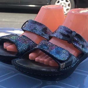 Alegra iridescent Women's Multi-Color Glitters Slide Up sandals Size 9,5